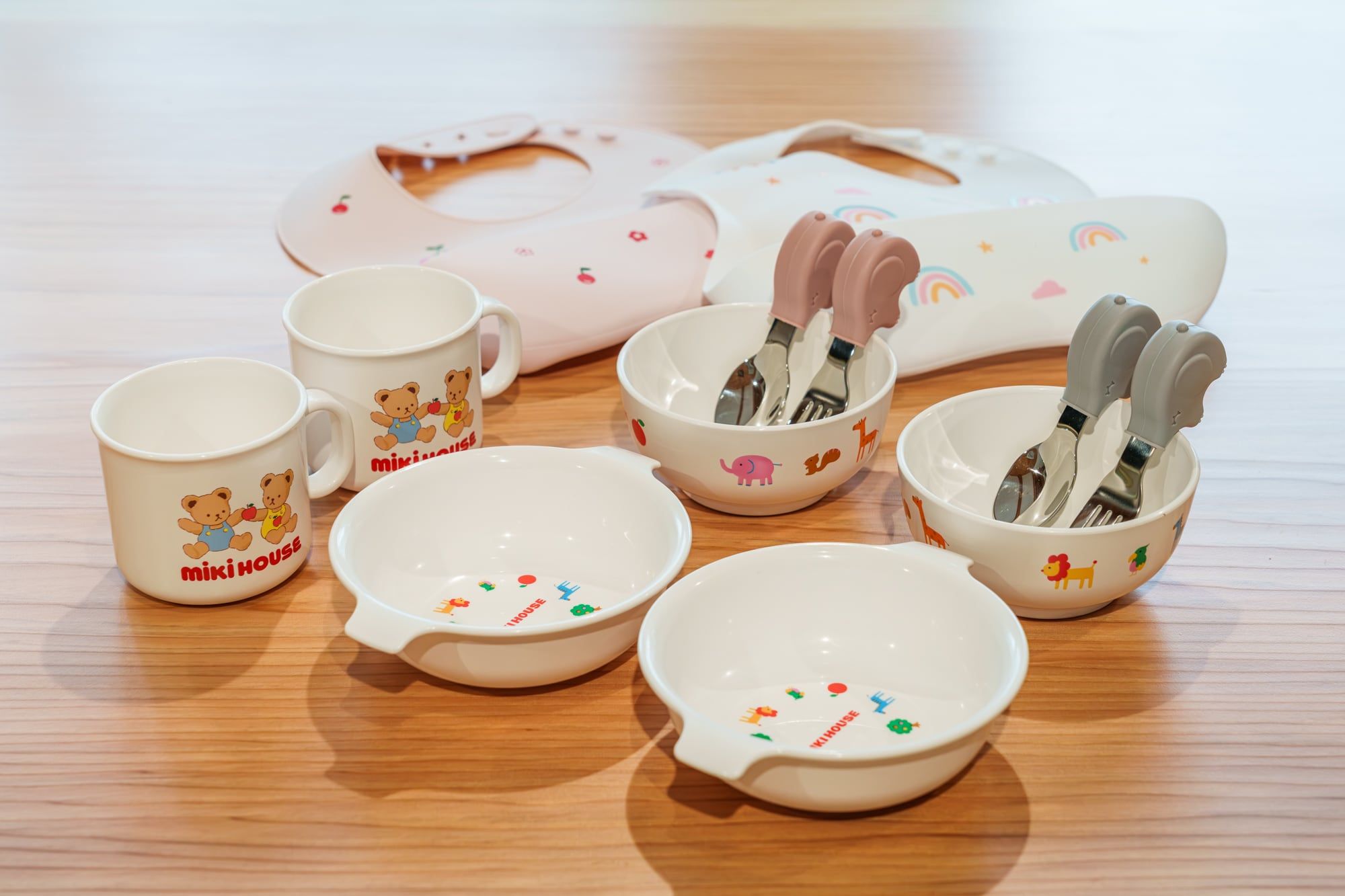 Snow Hunter Hakubaに用意された子ども用食器とカトラリー