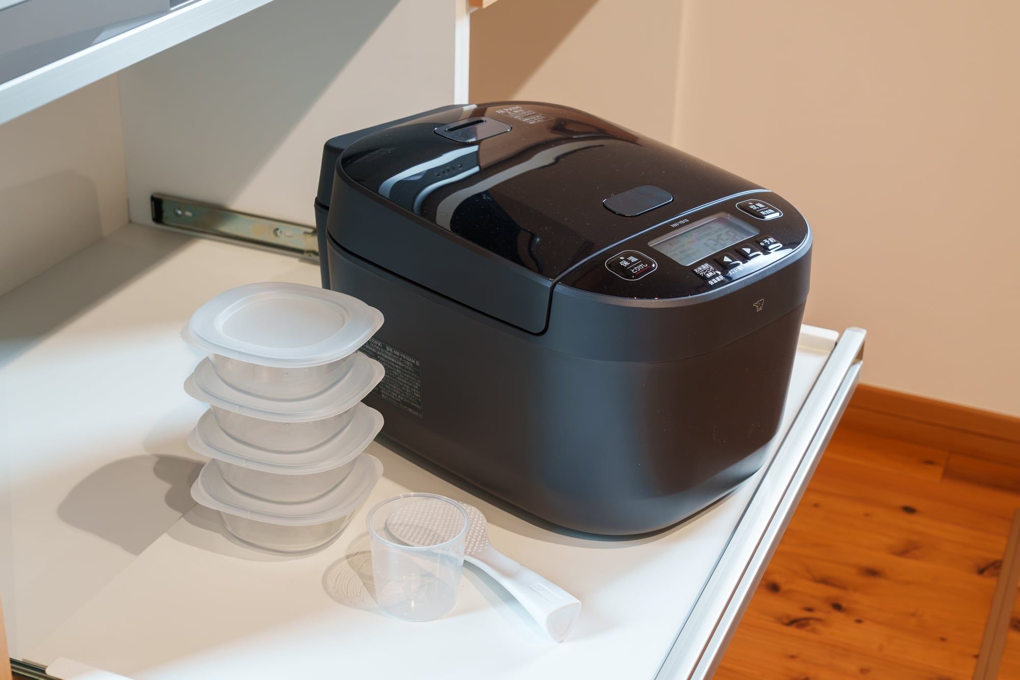 Snow Hunter Hakubaのキッチンに用意された炊飯器と保存容器