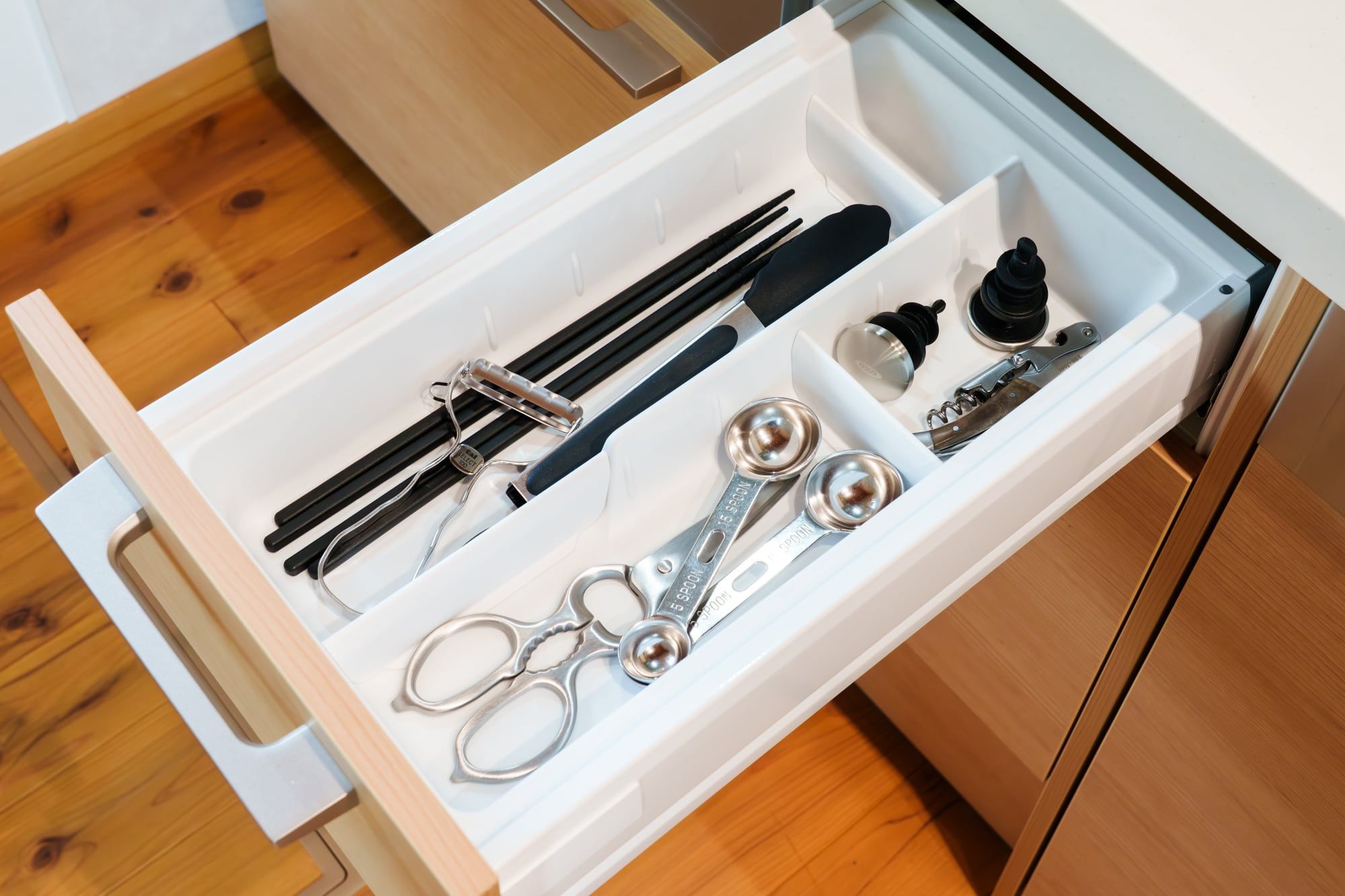 Snow Hunter Hakubaのキッチンの引き出しに収納された調理器具