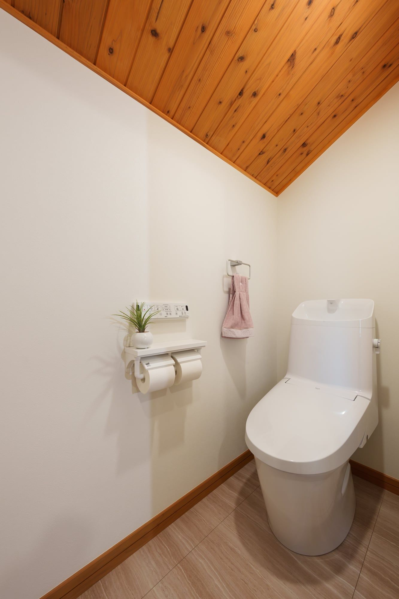木製天井と窓のあるSnow Hunter Hakubaのトイレ室