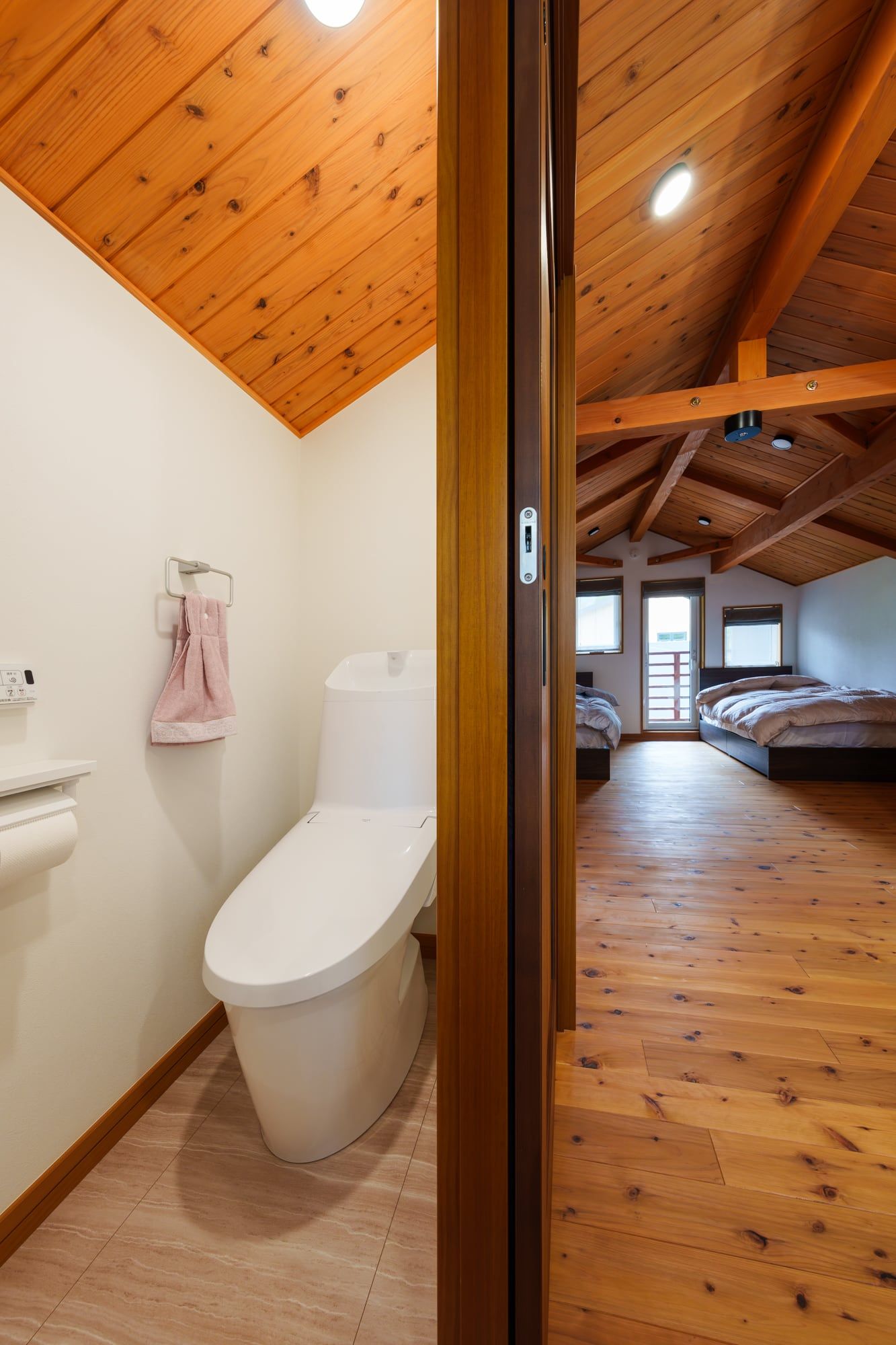 居室へつながるSnow Hunter Hakubaのトイレ室